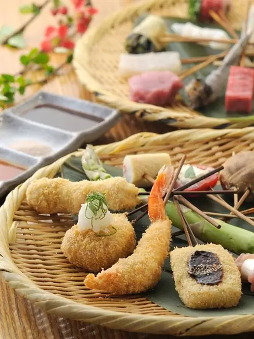 Группа японских ресторанов «от фермы до стола» AP Place Hong Kong Co. Limited рада представить настоящий кусиагэ в стиле омакасе от одного из знаменитых японских представителей сезонной кухни, приготовленной во фритюре и на вертеле, с открытием ресторана «Куситей» в начале февраля 2023 года.