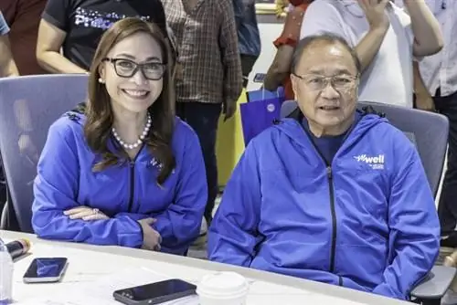 Главный директор по финансам, рискам и устойчивому развитию MPIC и генеральный директор mWell Чей Кабал-Ревилла с председателем и генеральным директором MPIC Мэнни В. Пангилинаном