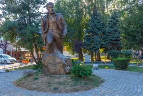 Мемориал Адриана Красники в Пее, Косово через Depositphotos Мемориал Адриана Красники в Пее, Косово через Depositphotos
