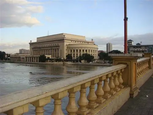 Почтовое отделение Манилы со стороны моста Джонс, любезно предоставлено Рамоном Ф. Веласкесом.