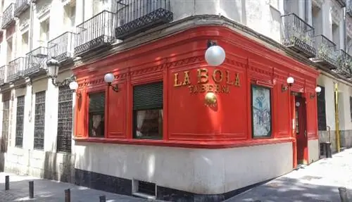 Restaurante La Bola Taberna - в Мадриде заведение, окрашенное в красный цвет, означает, что здесь подают алкогольные напитки.
