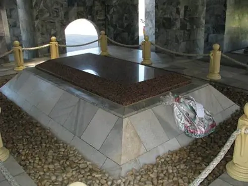 Могила Кваме Нкрумы внутри мемориала Кваме Нкрумы в Аккре, автор Эдвард Камау, Wikipedia cc