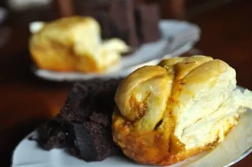 Свежеиспеченный хлеб в ресторане Native Village Inn & Restaurant