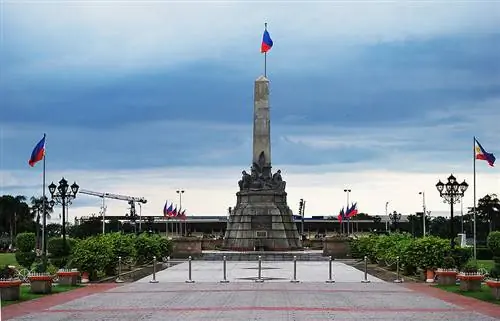 Памятник Ризалу в парке Ризал