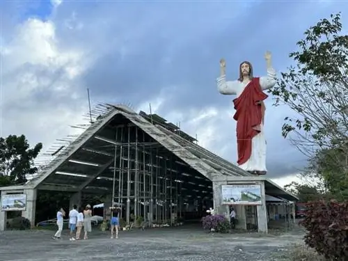 Статуя Иисуса Христа высотой 102 фута в городе Рохас.