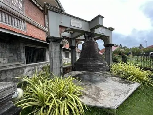 Один из крупнейших церковных колоколов в Азии - Церковь Панай в Каписе