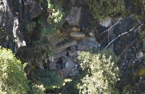 Увеличенная фотография висящих гробов в Сагаде