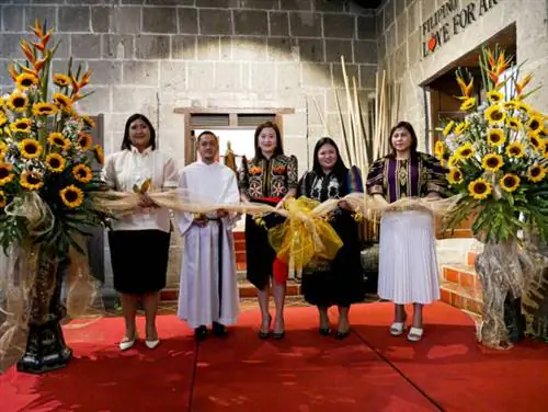 (Слева направо) Администратор Intramuros Atty. Джоан Падилья, преподобный Виктор Б. Бендико, д.д. от епархии Багио, заместитель министра DOT Шерин Гейл Паминтуан, конгрессмен Анжелика Наташа Ко и директор DOT-NCR Шарлин Батин во время церемонии перерезания ленточки.