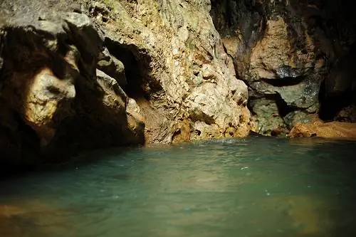 Национальный парк Биак-на-Бато - гора Сусонг Далага и водопад Тиландонг также являются популярными достопримечательностями парка. Рамон Ф. Веласкес через Wikipedia cc