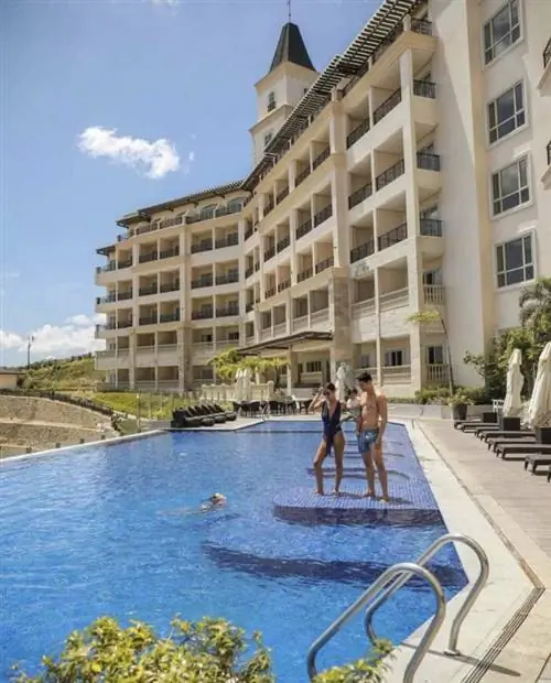 Отель Twin Lakes, расположенный на шоссе Тагайтай-Насугбу, Лорел Батангас.