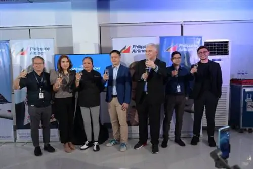 В преддверии празднования своего 82-летия Philippine Airlines запускает специальное юбилейное меню, которое отражает ее постоянные инициативы по улучшению общего качества полетов для пассажиров. (Слева направо) Старший вице-президент и главный юрисконсульт PAL Атти. Карлу Фернандес, вице-президент по маркетингу Риа Каррион-Доминго, шеф-повар Валери Арчер-Кастильо, президент и главный операционный директор капитан Стэнли К. Нг, вице-президент по корпоративным вопросам Хосен Перес Де Тагле, помощник вице-президента по брендам Говард Уйкинг и менеджер по корпоративному управлению Маркетинг Фернан Ёсио Ёсида.