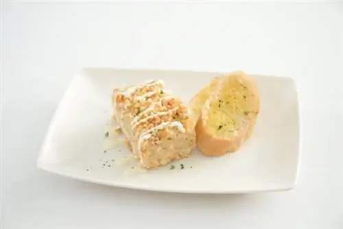 Трюфельные макароны с сыром, подаются с ломтиками чесночного хлеба