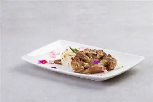 Илокано Адобо из цветной капусты в веганском соусе адобо, подается со стручковой фасолью и жареным рисом с чесноком