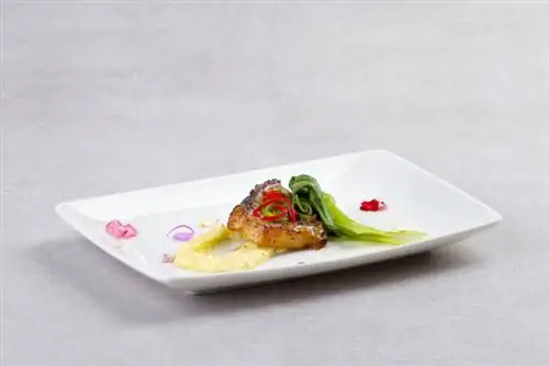 Мисо сибас Обжаренный на сковороде сибас с бок-чой на пару и картофельным пюре