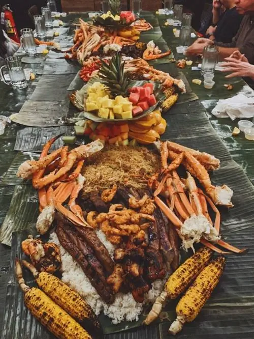 Boodle Fight в ресторане Mama Fina's в Нью-Йорке