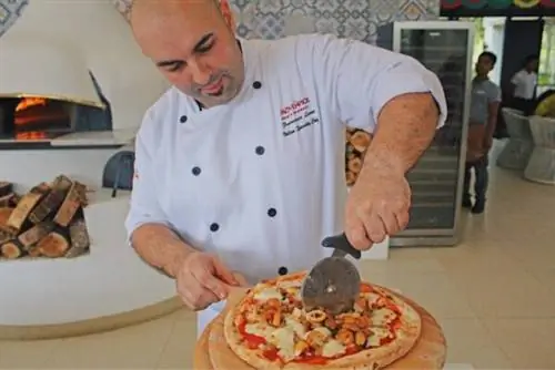 Шеф-повар Франческо показывает нам, как приготовить неаполитанскую пиццу в дровяной печи, как профессионал.