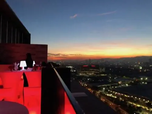 Вид на закат из лаунджа и бара Twilight Roofdeck - отель Bai Cebu