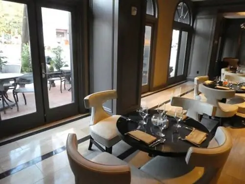 Ужин на свежем воздухе и в вестибюле ресторана Jardenea отеля Melrose Georgetown.