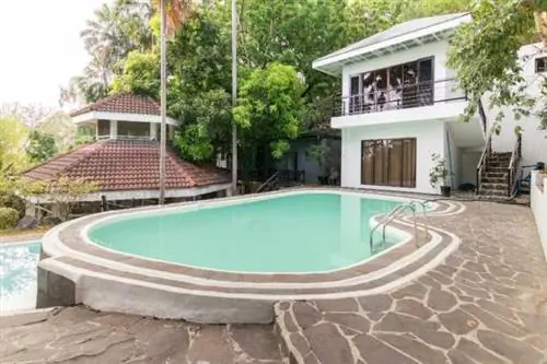 Курортный отель Seven Suites в Антиполо