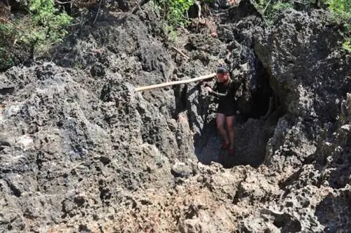 Сложная тропа от выхода из пещер