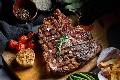Crowne Plaza Hong Kong Causeway Bay празднует мягкое открытие современного стейк-хауса CARVER