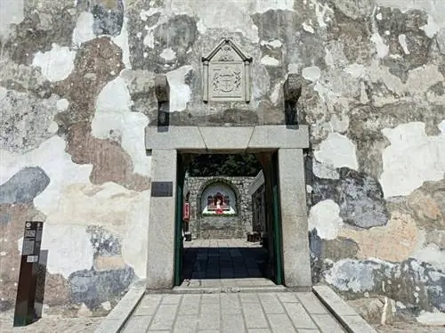 Главные ворота Форталеза-ду-Монте, автор KYKZK через Wikimedia cc.