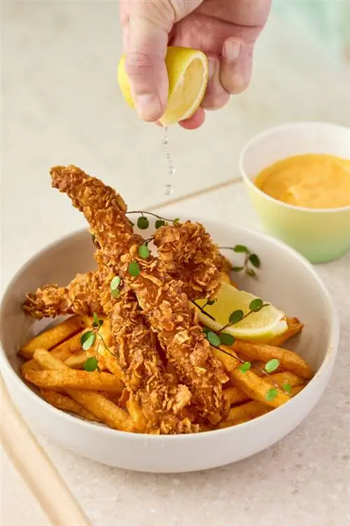 Классика паба Fish & Chips усовершенствована за счет использования высококачественного слоеного филе новозеландского линга, слегка обжаренного в сочетании с хрустящим, но воздушным в середине картофелем фри с копченой паприкой.