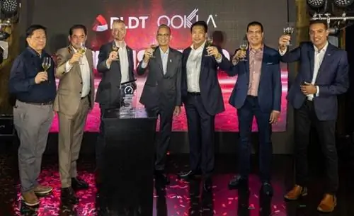 Президент и генеральный директор PLDT Альфредо С. Панлилио поднимает тост за награду за самый быстрый Интернет за 5 лет в ARow вместе с (слева направо): Старшим вице-президентом PLDT - руководителем группы потребительских продаж Алексом О. Кэгом, первым вице-президентом - руководителем отдела предпринимательства и международного бизнеса Группы Альберт Митчелл Л. Локсин, технический директор Ookla Люк Дерикс, старший вице-президент PLDT - руководитель группы домашнего бизнеса Джеремия М. де ла Круз, руководитель PLDT и Smart Network Родерик Сантьяго, а также старший вице-президент Ookla и глобальный руководитель отдела продаж и корпоративных услуг Кулджит Рандхава.