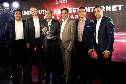 PLDT остается бесспорным самым быстрым интернетом на Филиппинах, выигрывая премию Ookla SpeedtestAwards пять лет подряд. На фото (слева направо): старший вице-президент PLDT - глава группы домашнего бизнеса Джеремайя М. де ла Круз, технический директор Ookla Люк Дерикс, президент и генеральный директор PLDT Альфредо С. Панлилио, первый вице-президент PLDT - руководитель отдела предпринимательства и международного сотрудничества. Бизнес-группы Альберт Митчелл Л. Локсин, руководитель PLDT и Smart Network Родерик Сантьяго и старший вице-президент Ookla и глобальный руководитель отдела продаж и корпоративных услуг Кулджит Рандхава.