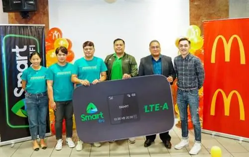 Компания Smart Communications, дочерняя компания беспроводной связи PLDT, оснастила ночные классы McDonald's на Филиппинах по всей стране БЕСПЛАТНЫМ Wi-Fi, чтобы повысить качество обучения учителей и учащихся. На фотографии, посвященной их партнерству (слева направо): Эшли Сантильян, директор по маркетингу McDonald's; Майкл Дунгка, менеджер по маркетингу местного магазина McDonald's; Фидель Балбиеран, директор по маркетингу местного магазина McDonald's; Джеймс Р. Хорхе, AVP и руководитель отдела интеллектуального широкополосного доступа и потребительского Wi-Fi; Антон В. Агустин, старший вице-президент и руководитель отдела интеллектуальных потребительских сетей Wi-Fi и мобильной рекламы; и Мартин Н. Сервантес, менеджер по интеллектуальному потребительскому Wi-Fi и мобильной рекламе.