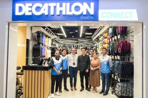 Слева направо: Дэйв Гонда (менеджер по расширению Decathlon Philippines), Анналин Го (руководитель магазина Decathlon Ermita Connect), Ханс Ифф (президент Decathlon Philippines), Фарадей Го (исполнительный вице-президент Robinsons Malls и генеральный директор бизнес-подразделения), Ник Роксас (руководитель расширения Decathlon Philippines), Мария Кристина Реал (вице-президент Robinsons Land Corporation по лизингу), Юлиус Тан (руководитель города Декатлон Филиппины - Мега Манила) Слева направо: Дэйв Гонда (менеджер по расширению Decathlon Philippines), Анналин Го (руководитель магазина Decathlon Ermita Connect), Ханс Ифф (президент Decathlon Philippines), Фарадей Го (исполнительный вице-президент Robinsons Malls и генеральный директор бизнес-подразделения), Ник Роксас (руководитель расширения Decathlon Philippines), Мария Кристина Реал (вице-президент Robinsons Land Corporation по лизингу), Юлиус Тан (руководитель города Декатлон Филиппины - Мега Манила)