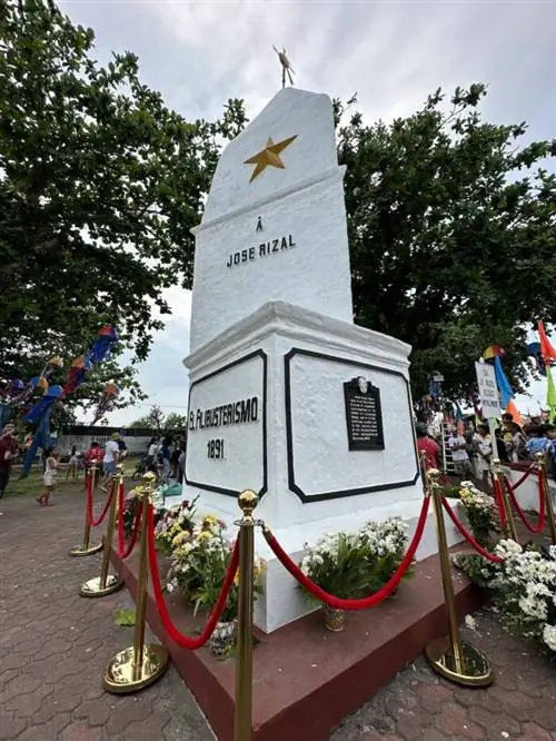 Первый памятник Ризалу в Даэте, Северный Камаринес Первый памятник Ризалу в Даэте, Северный Камаринес