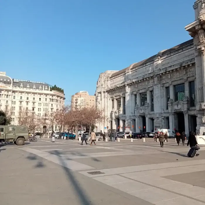 За пределами Центрального железнодорожного вокзала Милана За пределами Центрального железнодорожного вокзала Милана