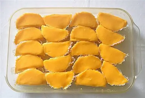 Фотография тортов в форме полумесяца со страницы Pendy в Facebook