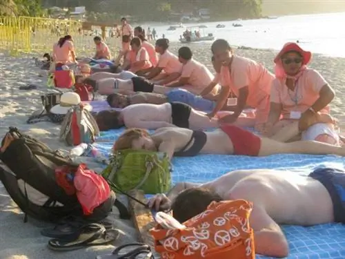 Массаж на пляже