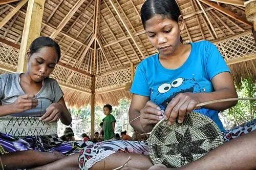 Племя Мангьян Ирая плетет тарелки Нито