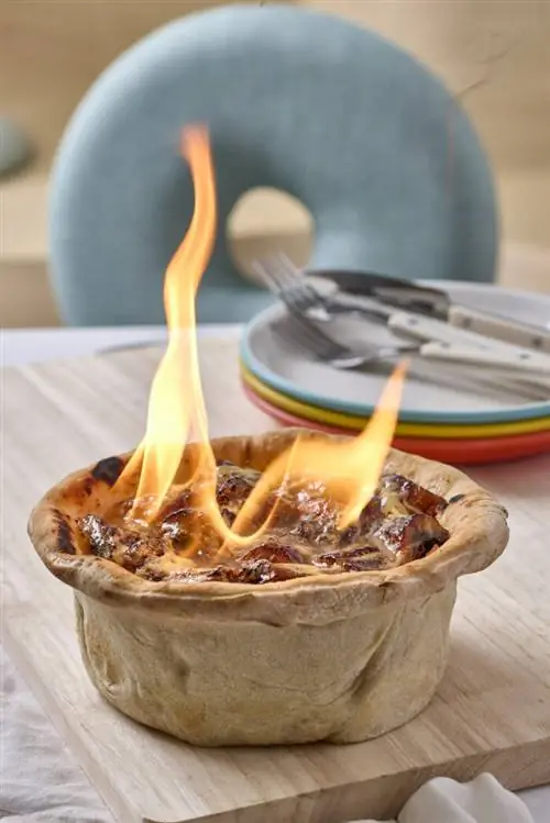 Изюминка «Insta» - пылающая пицца «Claypot» с угрями, обжаренными на столе, с ароматным угольным вкусом и текстурой. Изюминка «Insta» - пылающая пицца «Claypot» с угрями, обжаренными на столе, с ароматным угольным вкусом и текстурой.