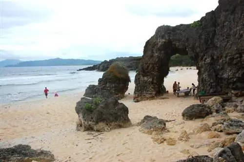 Арка Накабуанг на пляже Моронг, Батанес