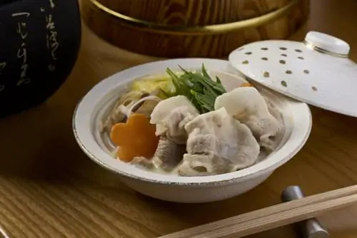 Свиная грудинка Кагосима с супом из соевого молока - это почитаемый деликатес Кюсю, в котором главную роль играет влажная и мраморная свинина Куробута (черная свинья).