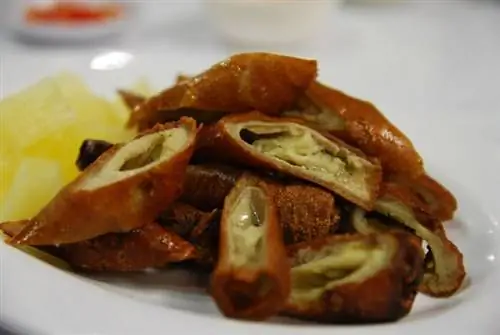 Свиной кишечник, жареный во фритюре, автор Alpha, Flickr cc.