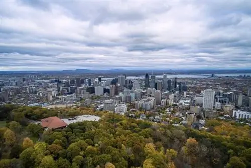 Вид с воздуха на центр Монреаля, вид сверху на гору Рояль. Джон Лиан через Wikimedia cc