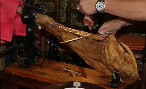 Типичная презентация с обученным профессиональным разделателем ветчины.