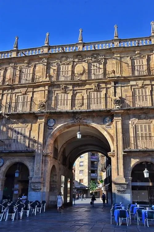 Одни из ворот Пласа-Майор в Саламанке.