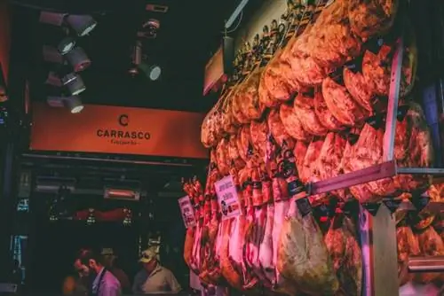Хамон на выставке Mercado de San Miguel, Мадрид, Испания.