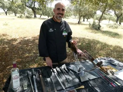 Шеф-повар Пепе Альба дает урок резьбы по дереву в деэсе