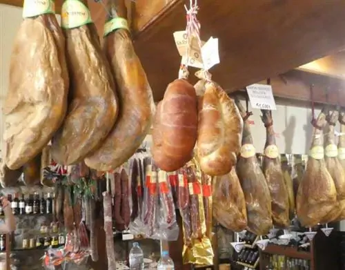 Хамон висит почти повсюду