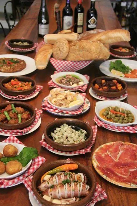 Тапас и вино