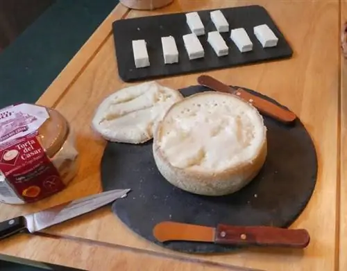 Торта дель Касар подается без верхней кожуры.