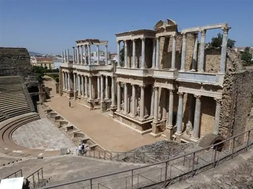 Древнеримский амфитеатр до сих пор используется для представлений.