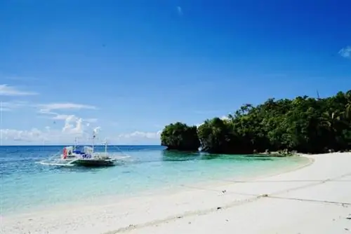 Пляж курортного отеля Amon Ini Beach Resort в Анде